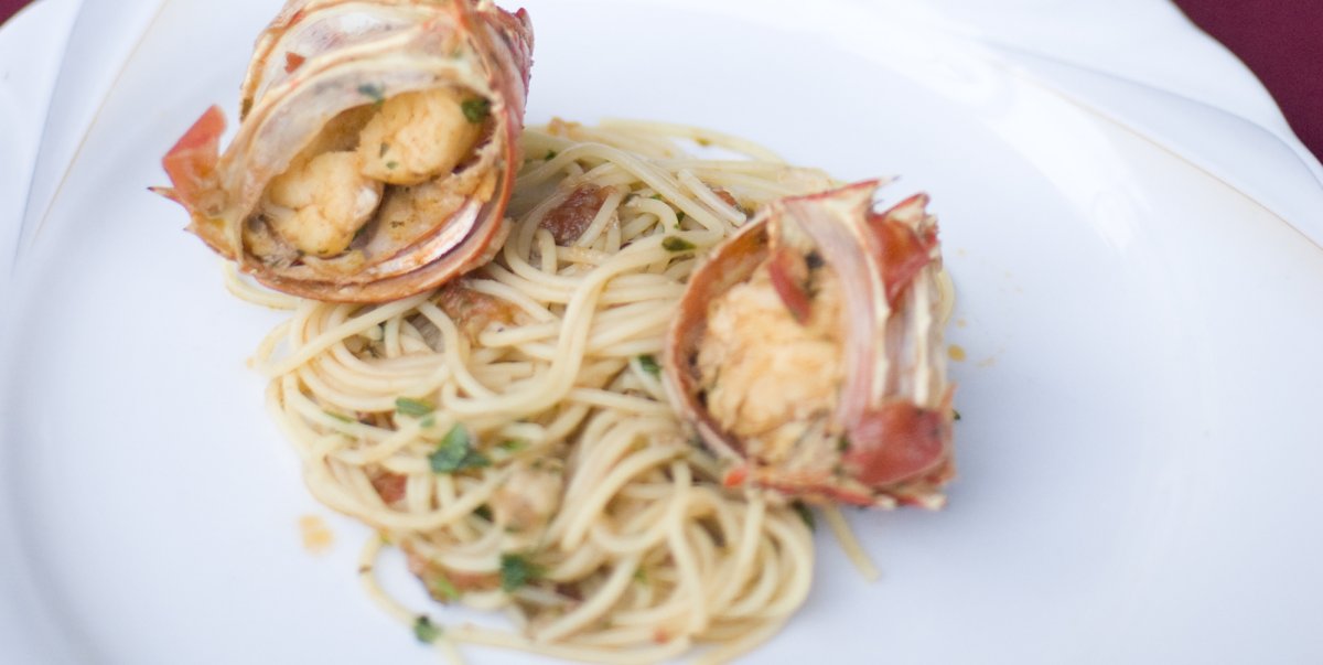 white wine seafood pasta dish with parsley and shrimp 