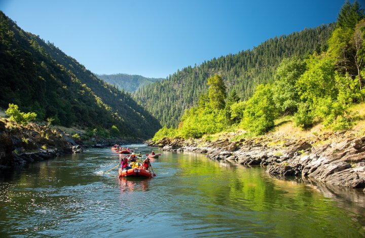 rogue river in Oregon with red rafts floating