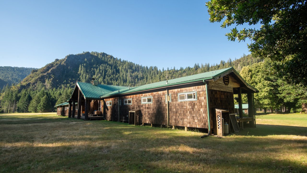 Main lodge at Half Moon Bar Lodge in Oregon at sunrise