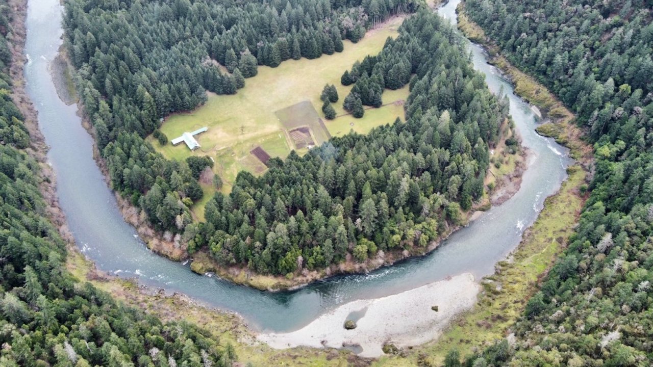 Birdseye view of Half Moon Bar Lodge property along the Rogue River in Oregon