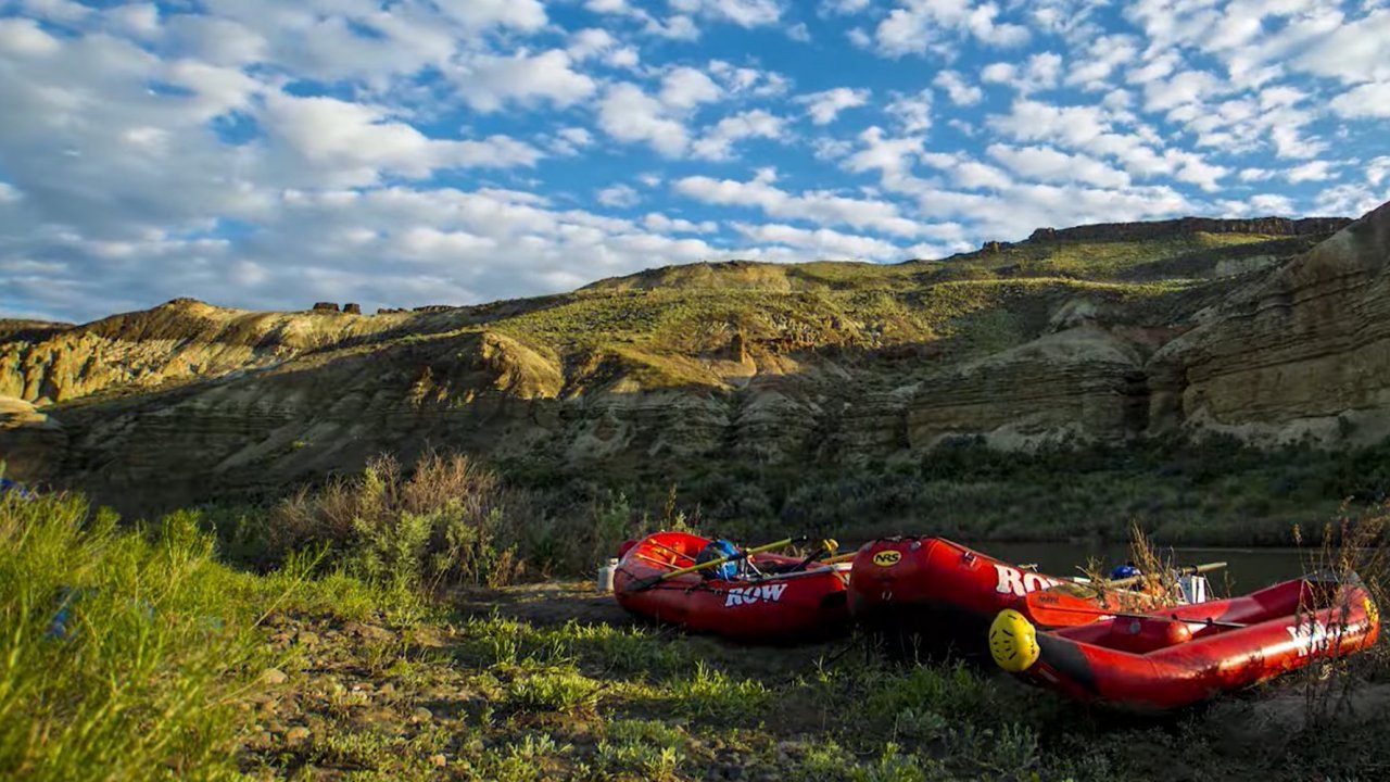 row rafts along the owyhee river