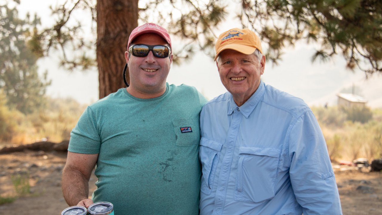 rafters in front of deschutes river