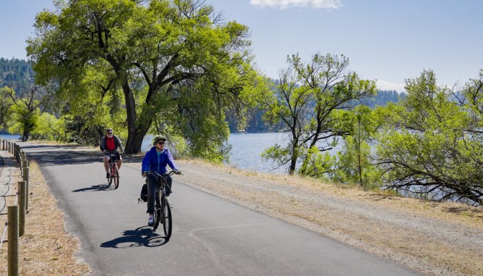 e-bikers on the paved trail of the coeur d'alenes